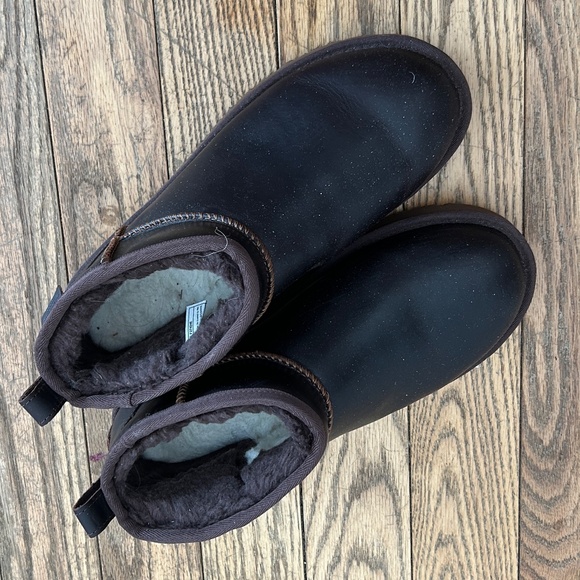 Ugg Women's Classic Ultra Mini LTHR Regen Size 10 - Picture 3 of 3